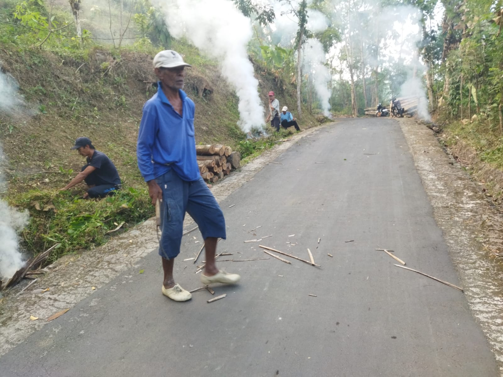 Gotong Royong Masyarakat Desa Tangkolo Bersihkan Jalan Kabupaten Sambut HUT ke-81 Kemerdekaan Republik Indonesia