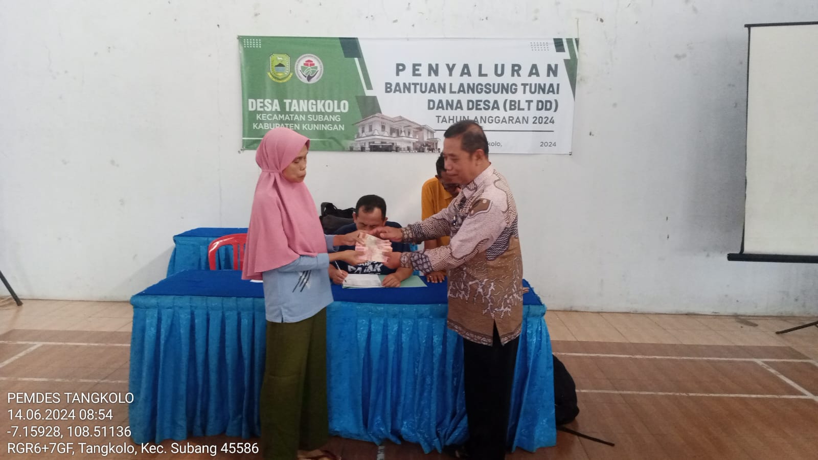 Pemerintah Desa Tangkolo Salurkan BLT DD Tahap 2 untuk Lansia Kurang Mampu