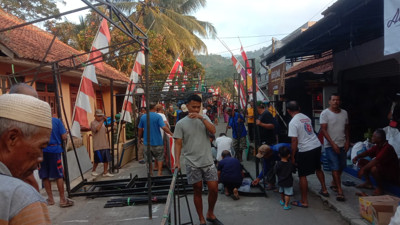 Desa Tangkolo Bergemuruh Menyambut Hut RI ke-78 dengan Persiapan Stan Pameran Antar RT 