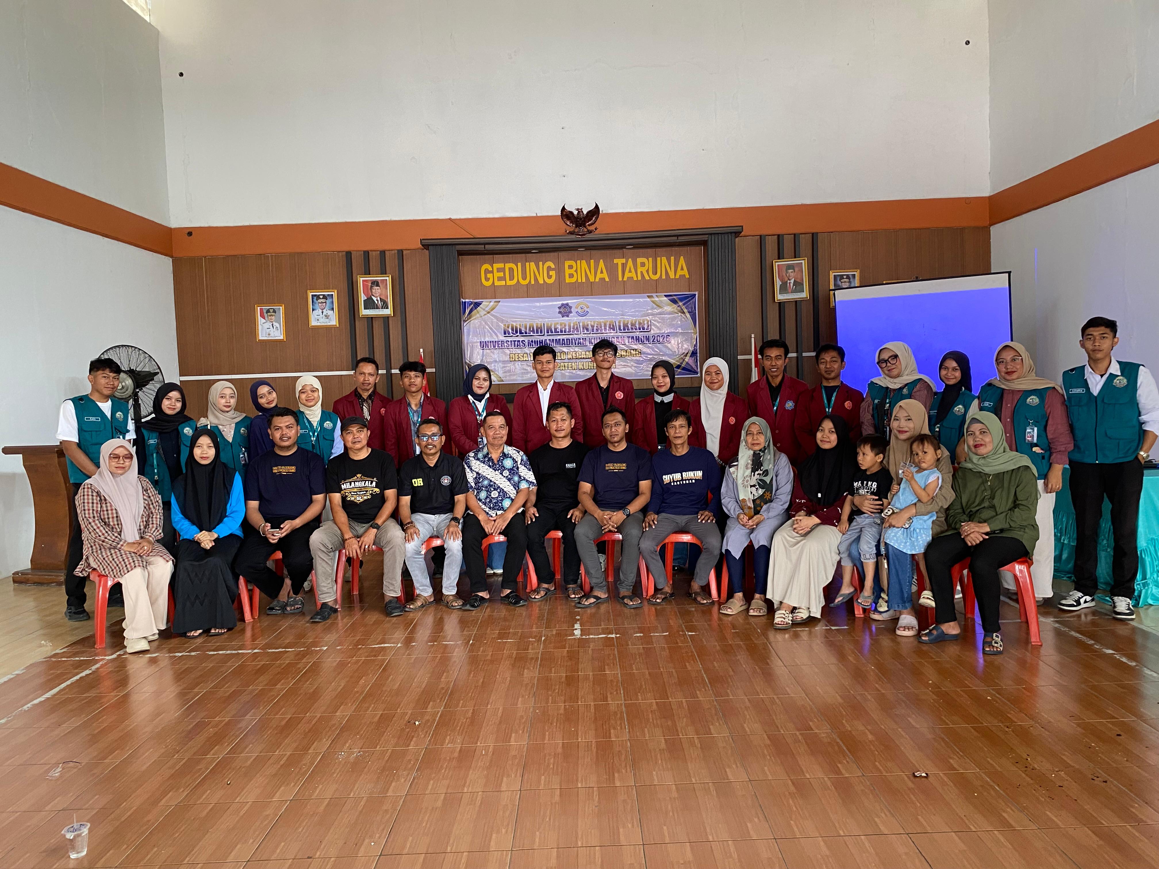 Mahasiswa KKN Universitas Muhammadiyah Kuningan Sosialisasikan Digitalisasi Pembayaran melalui QRIS kepada Pelaku UMKM Desa Tangkolo